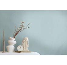 Decoratief stilleven met vaas, droogbloemen, sculptuur, klok en kaars op een tafel