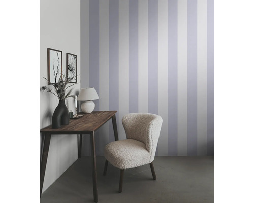 Inrichtingsidee met bureau, stoel en gestreept behang