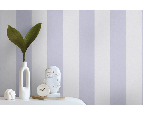 Decoratief gestreept behang op een wand met decoratieve objecten op een tafel