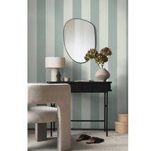 Modern interieur met console, spiegel en stoel voor gestreepte wand