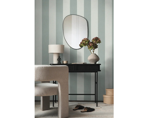 Modern interieur met console, spiegel en stoel voor gestreepte wand