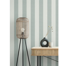 Kameroverzicht met houten vloerlamp, tafel en decoratie voor een gestreepte wand