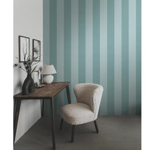 Scene met een bureau, een fauteuil en een gestreepte wand voor een interieur.