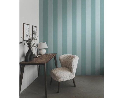 Scene met een bureau, een fauteuil en een gestreepte wand voor een interieur.