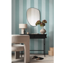 Interieur met spiegel, tafel, lamp, decoratie en stoel voor een blauw-wit gestreepte muur.