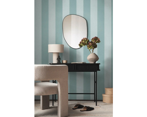 Interieur met spiegel, tafel, lamp, decoratie en stoel voor een blauw-wit gestreepte muur.