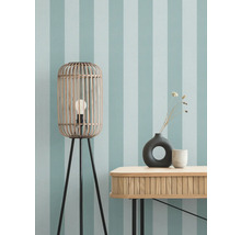 Kamerbeeld met staande lamp, tafel en decoratie voor gestreept behang