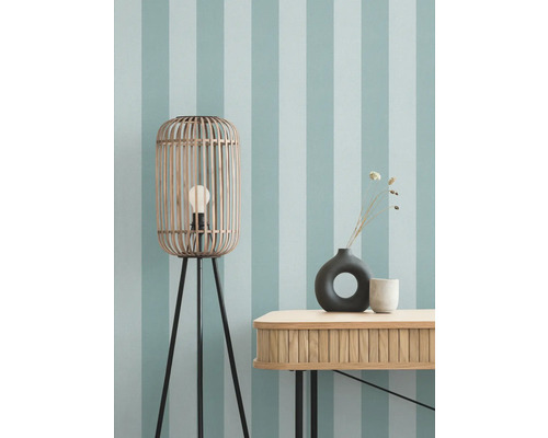 Kamerbeeld met staande lamp, tafel en decoratie voor gestreept behang