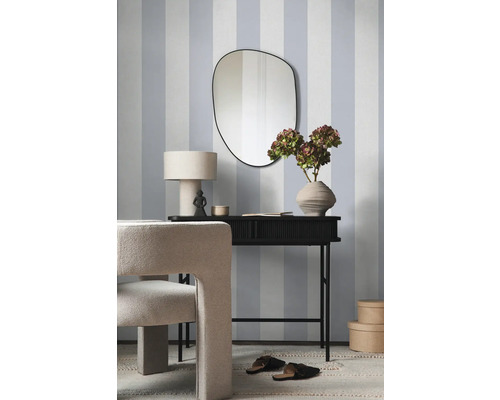 Interieur met spiegel, tafel en stoel voor een gestreepte muur