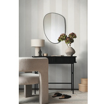 Decoratieve woonsfeer met spiegel, console, lamp en stoel.