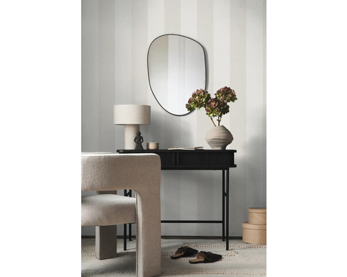 Decoratieve woonsfeer met spiegel, console, lamp en stoel.