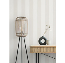 Interieurscène met staande lamp met houten lamellenkap, tafel, vazen en decoratie
