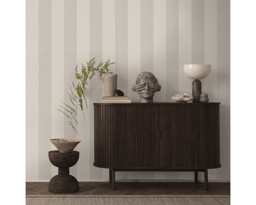 Decoratieve woonkamer met dressoir, sculpturen en gestreept behang