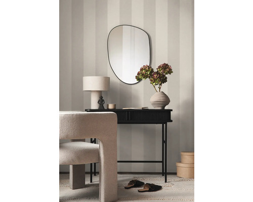 Inrichtingsvoorbeeld met console, spiegel, lamp, decoratie en stoel voor een gestreept behang.