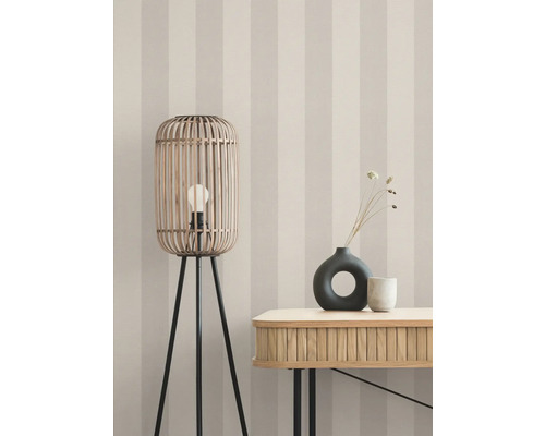 Scene met vloerlamp met houten kap, vaas en tafel