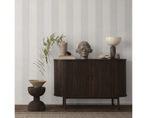 Decoratief interieur met gestreept behang, dressoir, kruk en decoraties