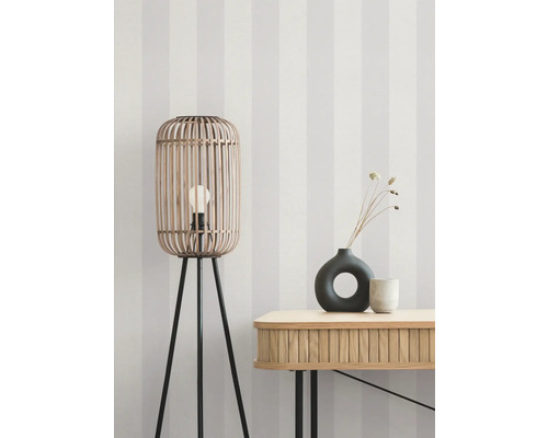 Scene met houten vloerlamp, tafel en decoratie