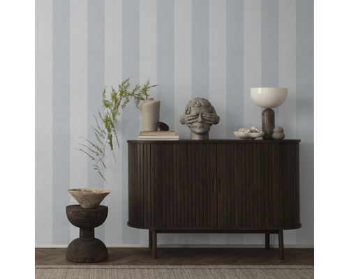 Gedecoreerd dressoir voor gestreept behang