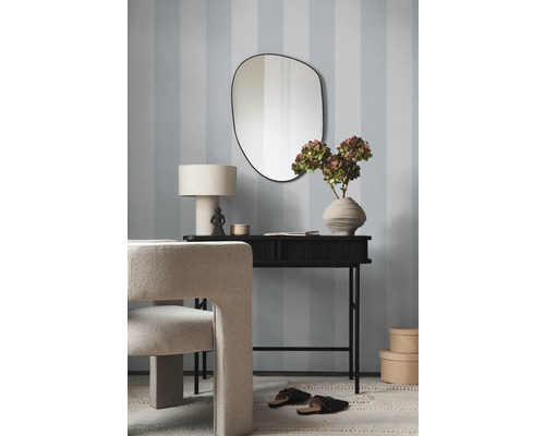 Decoratief interieur met console, spiegel, lamp, stoel en accessoires