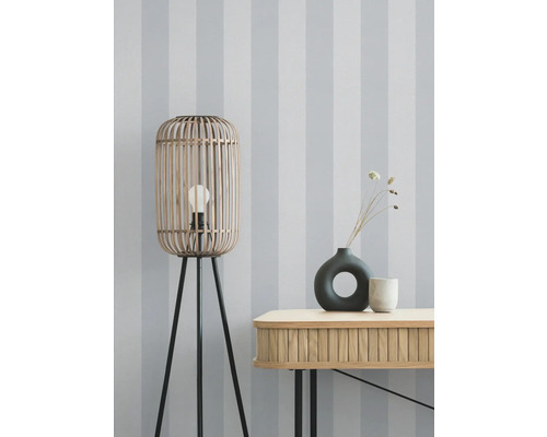 Decoratieve scène met een staande lamp met bamboe lampenkap, tafel en accessoires