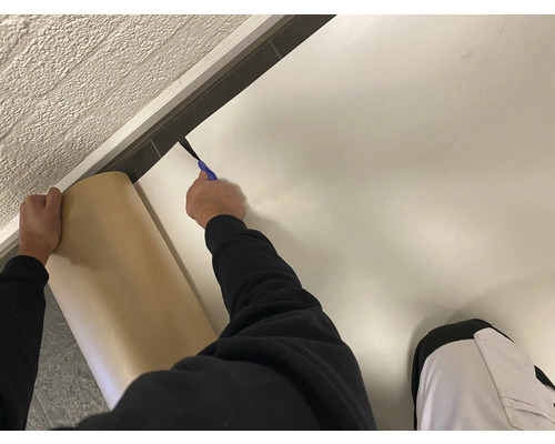 Het leggen van een vloerbedekking met een stanleymes