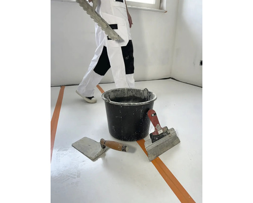 Kamerrenovatie met spatel, pleisterspaan en emmer mortel