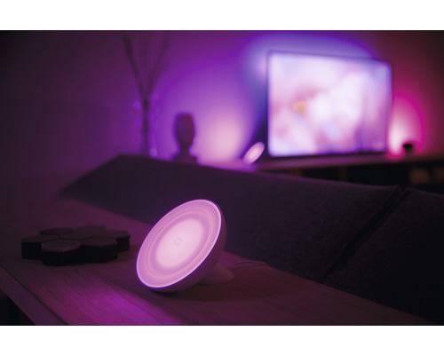 Woonkamer scène met tafellamp, bank en televisie