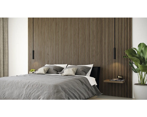 Slaapkamer met akoestische panelen aan de muur en hanglampen