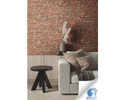 Decoratieve woonkamer met bakstenen muur, bank, tafel en decoratie