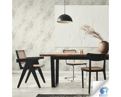 Eetkamer met patroonbehang, eettafel, stoelen en hanglamp