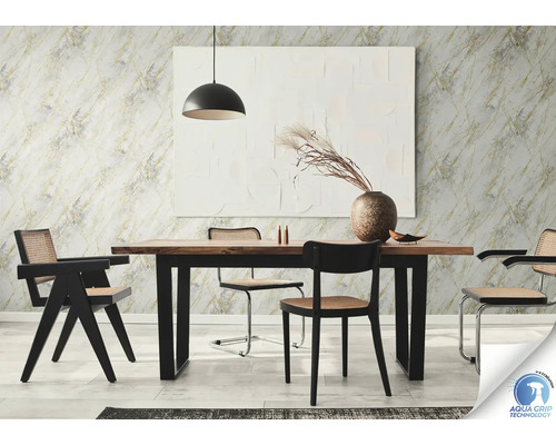 Eetkamer met eettafel, stoelen en behang met motief