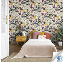 Slaapkamer met bloemenbehang, bed en nachtkastje.