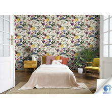 Slaapkamer met bloemenbehang, bed, nachtkastje en kamerplanten