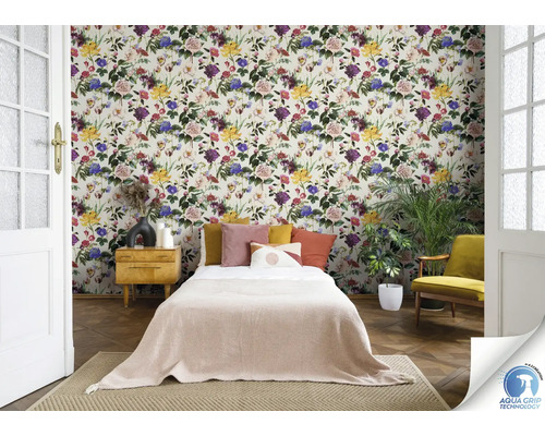 Slaapkamer met bloemenbehang, bed, nachtkastje en kamerplanten