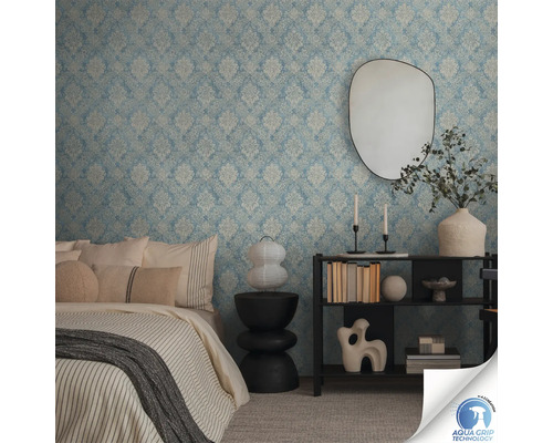 Slaapkamer met behang met patroon, bed en decoraties