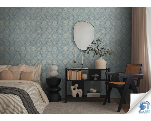 Slaapkamer met bed, plank, stoel en lichtkleurig decoratief behang