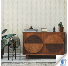 Decoratieve kamer met patroonbehang, houten dressoir, lamp en kamerplanten