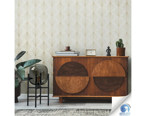 Decoratieve kamer met patroonbehang, houten dressoir, lamp en kamerplanten