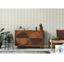 Woonkamer met geometrisch behang, houten dressoir en decoratie