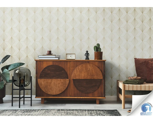 Woonkamer met geometrisch behang, houten dressoir en decoratie