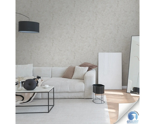 Lichte woonkamer met beige patroonbehang, bank en decoratie