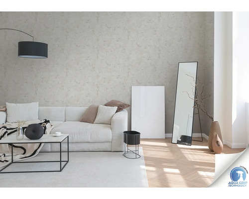 Woonkamer met bank, salontafel, vloerlamp en spiegel