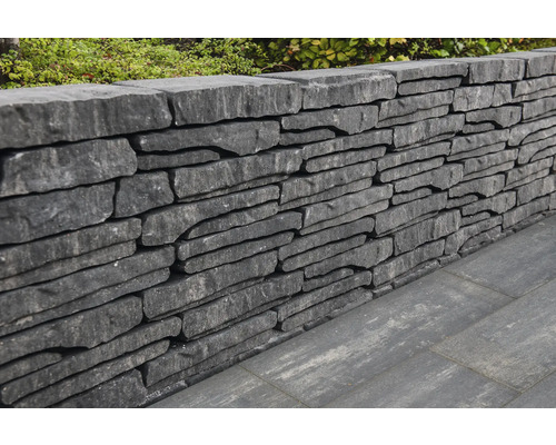 Stenen muur in tuin met natuurlijke uitstraling en onregelmatige stenen