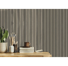 Houten wandpanelen met verticale latten in een interieur.