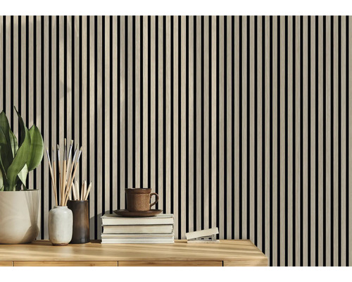 Houten wandpanelen met verticale latten in een interieur.