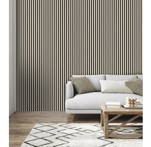 Woonkamer met lamellenwand, bank en vloerkleed