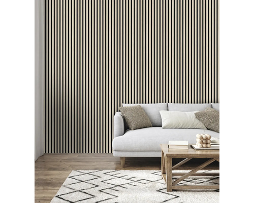 Woonkamer met lamellenwand, bank en vloerkleed