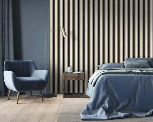 Slaapkamer met wandpanelen, fauteuil en bed