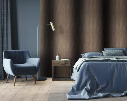 Slaapkamer met bed, fauteuil, nachtkastje en wandpanelen