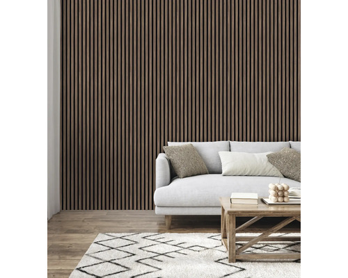 Woonkamer met houten lambrisering, bank en vloerkleed